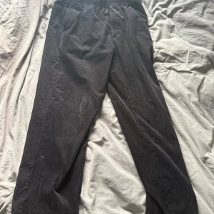 Svarta manchesterbyxor från Uniqlo M - Säljer ett par svarta manchesterbyxor från Uniqlo i storlek M. Byxorna har resår och snörning i midjan, raka ben och två bakfickor. Materialet är en mix av bomull, viskos och elastan för skön stretch och mjuk känsla.                                                                             Vid frågor är det bara att höra av er⁉️ 📱 ✅ 