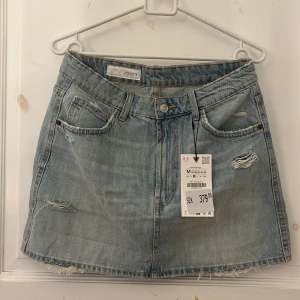 Ljusblå jeanskjol med slitningar - Beställt från Zara men gick för lång tid för att returnera. Alltså är den helt oanvänd