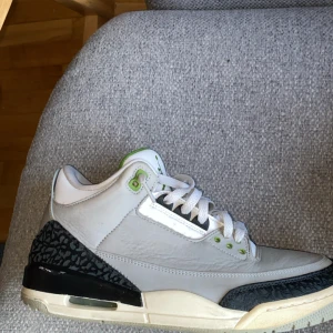 Nike Air Jordan 3 Retro vit/grå/grön - Air jordan 4 från sneakershyllan, kvitto finns. Äkta, såklart. Nypris:3050. Är köpt begagnade och sparsamt använda och även tvättade noggrant och crep protectade. Creas skydd ingår! Storlek 44. Kontakta om ni har frågor!