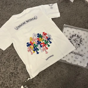 CHROME HEARTS T-SHIRT - Hej, säljer denna Chrome Hearts T-shirts/tee. Allt medföljer dvs tags och poly bag. T-shirten är i nyskick och väldigt bra kvalité 