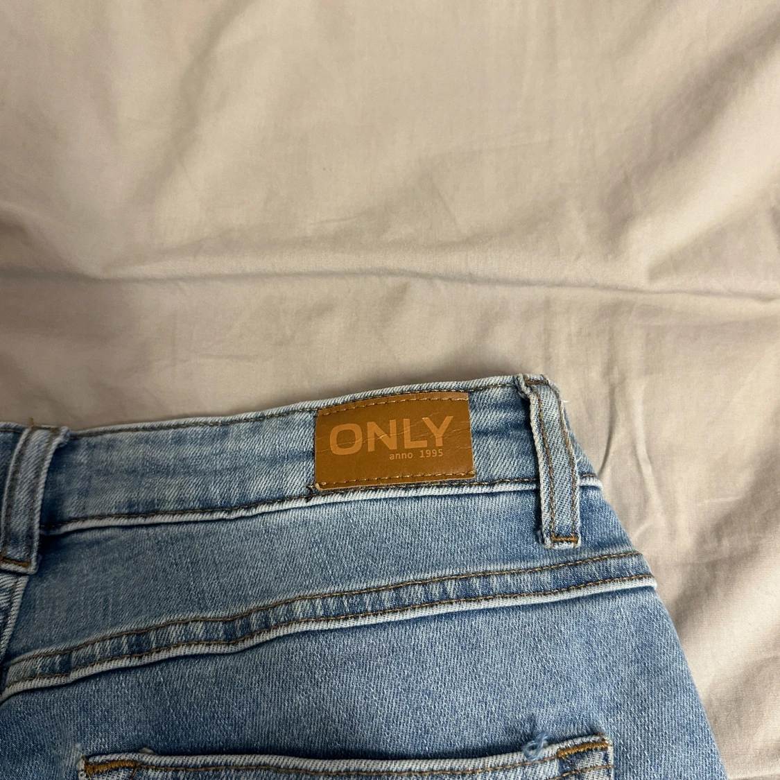 Ljusblå bootcut jeans från ONLY - 4