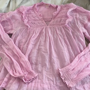 Rosa blus från ginatricot  - Säljer denna ljusrosa blus från ginatricot i storleken 158/164 som är supersöt men inte kommit till användning🩷