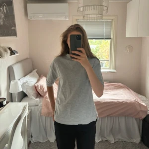 Halvpolo tröja  - Grå tröja med halvpolokrage och korta ärmar. Som en tunn sweatshirt och perfekt tröja för övergång mellan sommar/höst. Från noisy may i storlek M men den passar lika bra som S.  Skriv om du har några frågor🩷