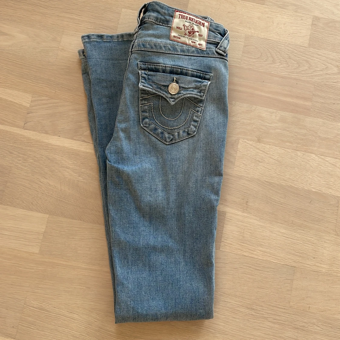 True Religion ljusblå jeans med detaljer 25W - 1