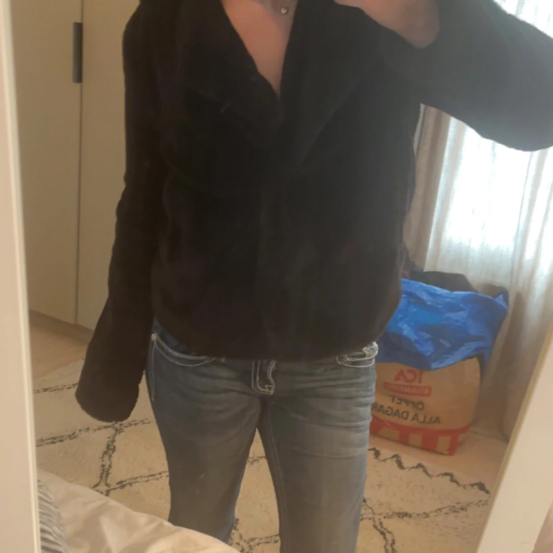 Svart pälsjacka med krage - 1