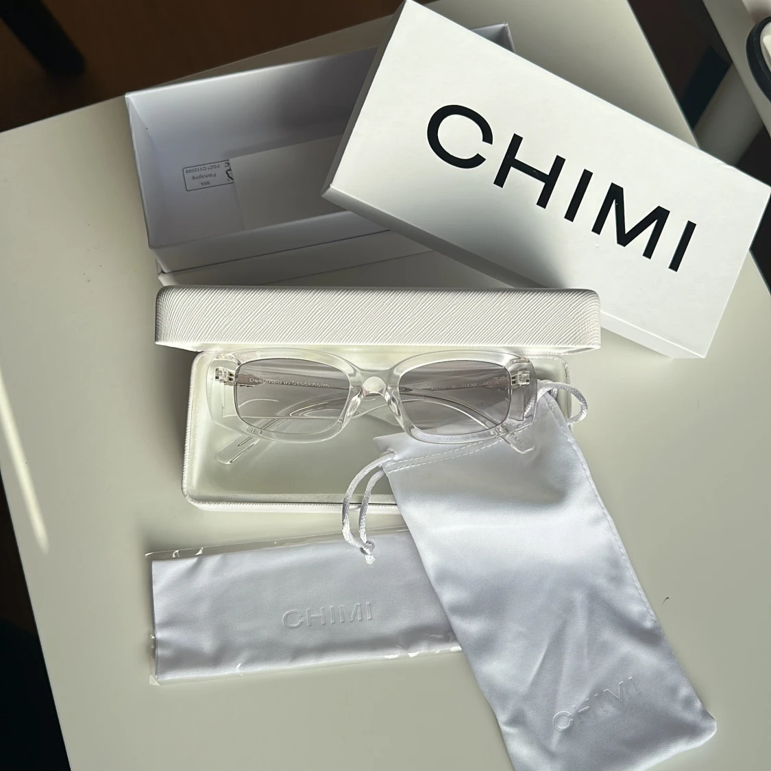 CHIMI transparenta solglasögon