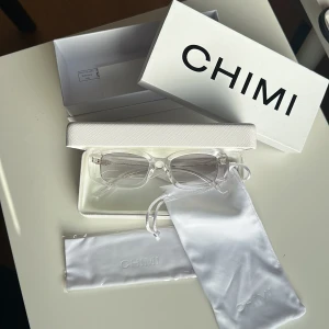 CHIMI transparenta solglasögon - Säljer då de inte kommit till andvändning. Sista bilden är från hemsidan. Vid köp får man med alla tillbehör (box, födral, påse, inplastad duk och såklart solglasögonen)!