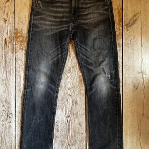 Svarta jeans från Dondup, stl 29 - Riktig Snygga svarta jeans från Dondup. Jeansen har två hål det är därför jag säjer de så billigt men de är säkert lätt att laga. Skriv gärna om du har ett annat pris förslag!😁