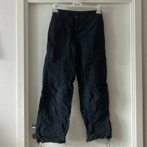 🍒Vintage y2k wide utilitybyxa🍒 - 🍒UTILITY🍒Ett par y2k utilitybyxor med medelhög midja och många bra fickor. Två bakfickor med tryckknappar och en extra ficka med dragkedja på benet. Dragsko med gummiband längst ner på benen. Kommer i ett tunt tyg utan stretch. Endast använda några få gånger, så i nyskick🍒