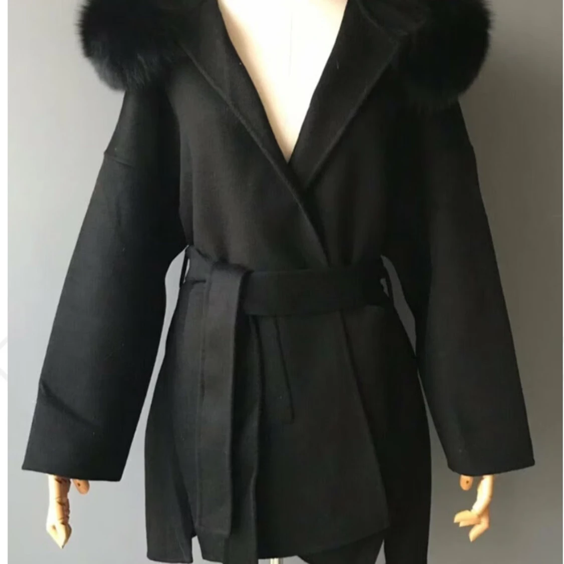 Svart kappa med fuskpäls och bälte