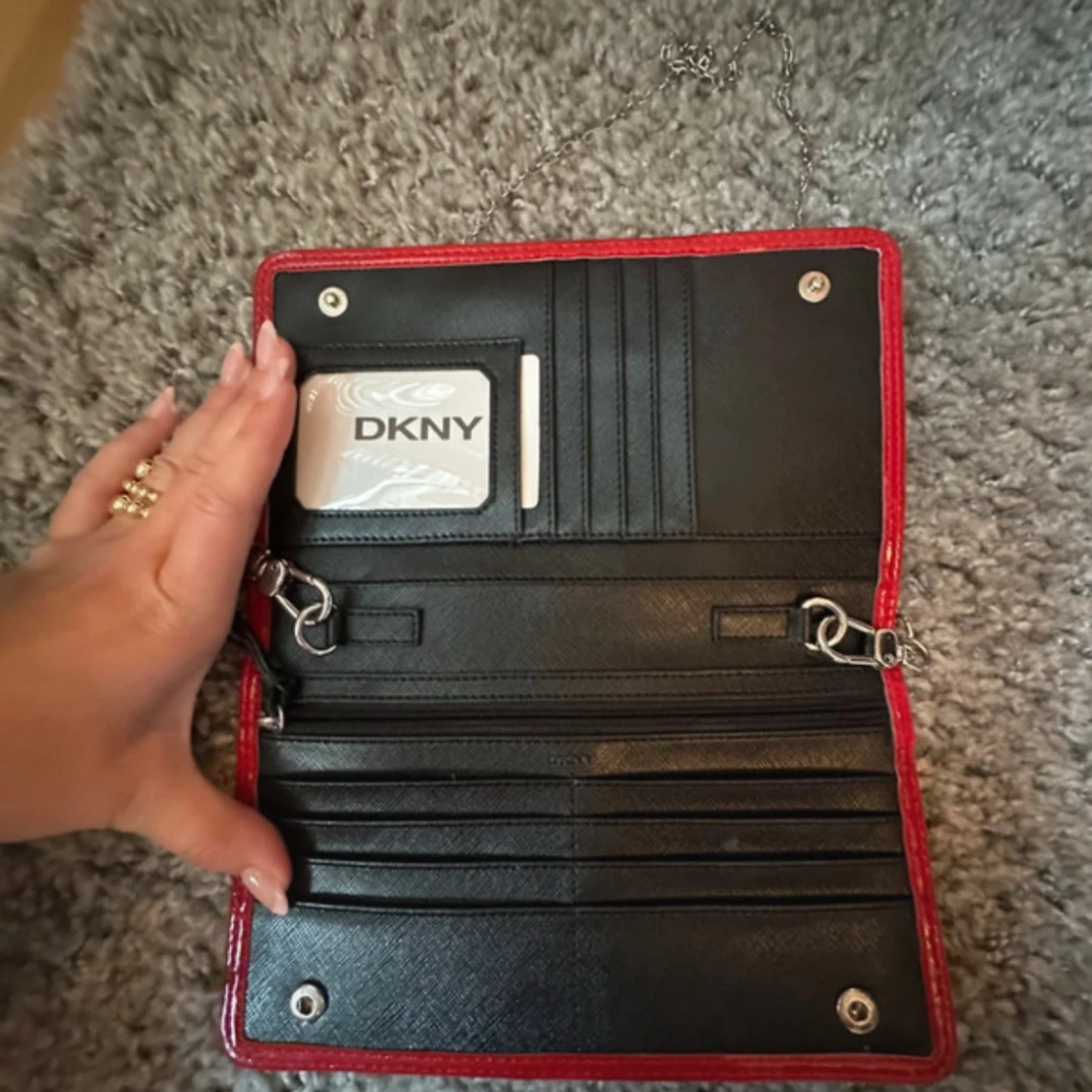 Röd kuvertväska från DKNY med kedja - 2