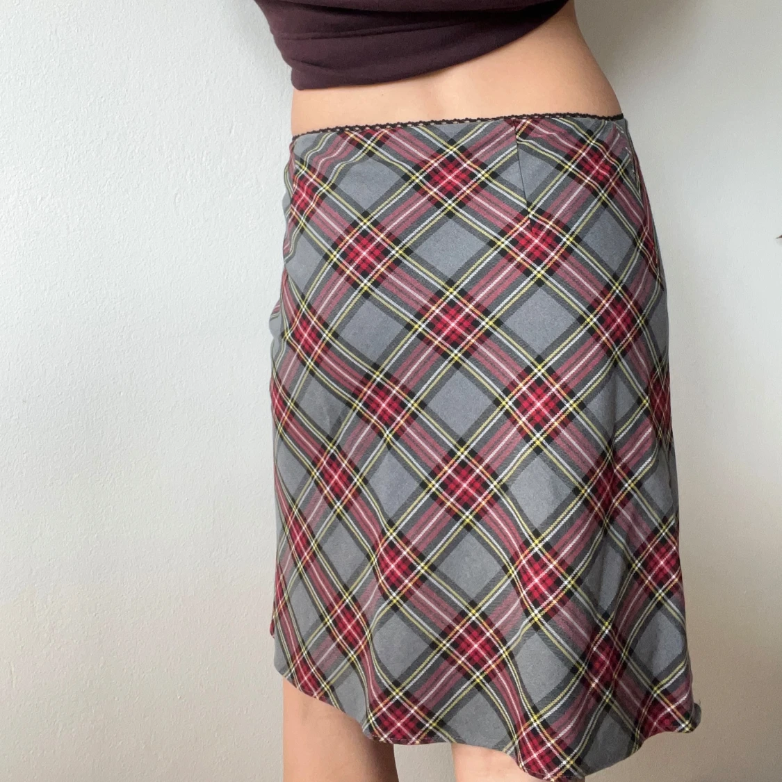 Grå rutig kjol med röda detaljer - 1