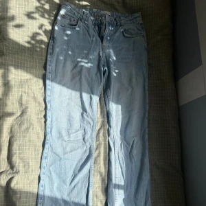 Ljusblå raka jeans - Säljer ett par ljusblå jeans med klassisk femficksdesign och raka ben. Jeansen har normal midja och är tillverkade i mjukt denimtyg. Perfekta för en avslappnad och stilren look.