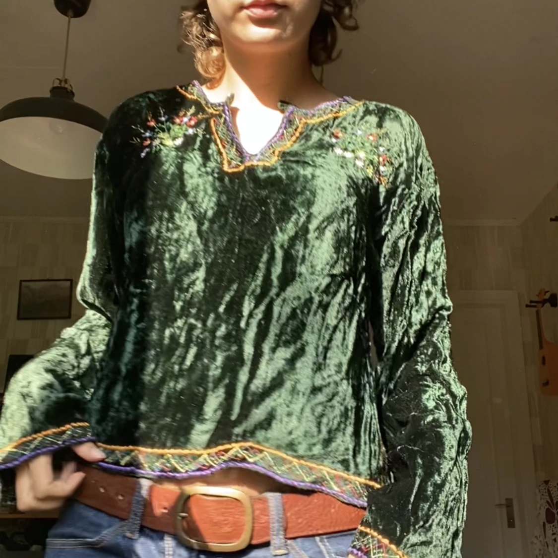 Samettstopp i grönt med broderidetaljer