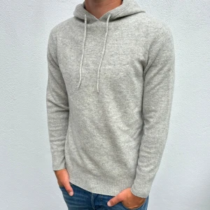 Kashmir/Merino hoodie - ljusgrå Kashmir/Merino hoodie | Storlek XS | Modellen som är 177cm lång, passar mindre | Endast använd 1 gång, skick 10/10 | Hör av dig vid frågor🌟