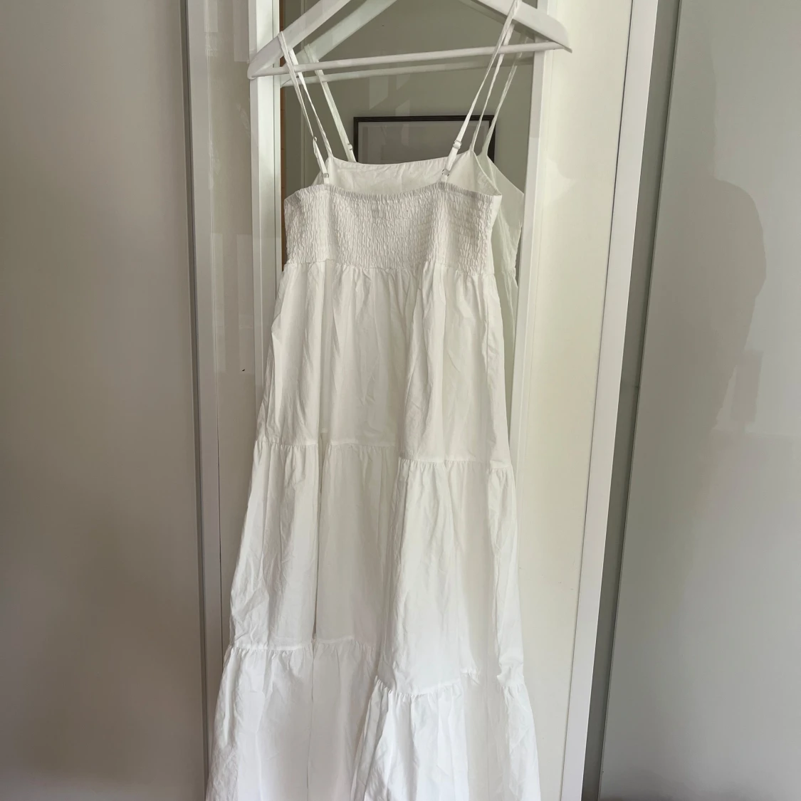 Vit långklänning med smala axelband - 1