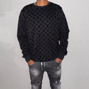 Lv tröja storlek XL - Säljer en Lv tröja i storlek XL. Helt ny. Fin replika med grym kvalitet.pris: 1100kr. Först till kvarn som gäller. Skickas direkt inom 24h