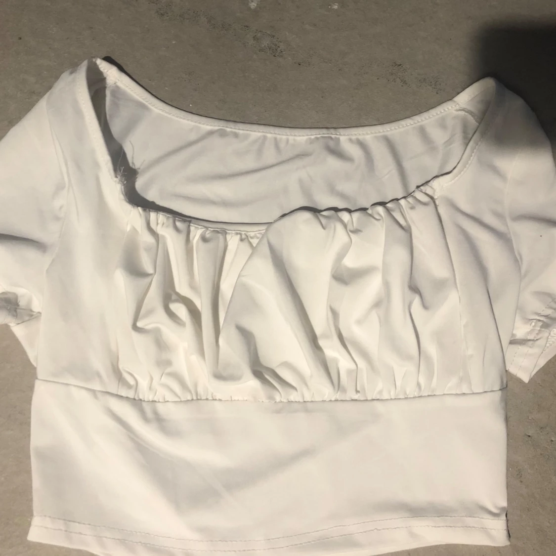 Vit croppad blus med rynk - 2