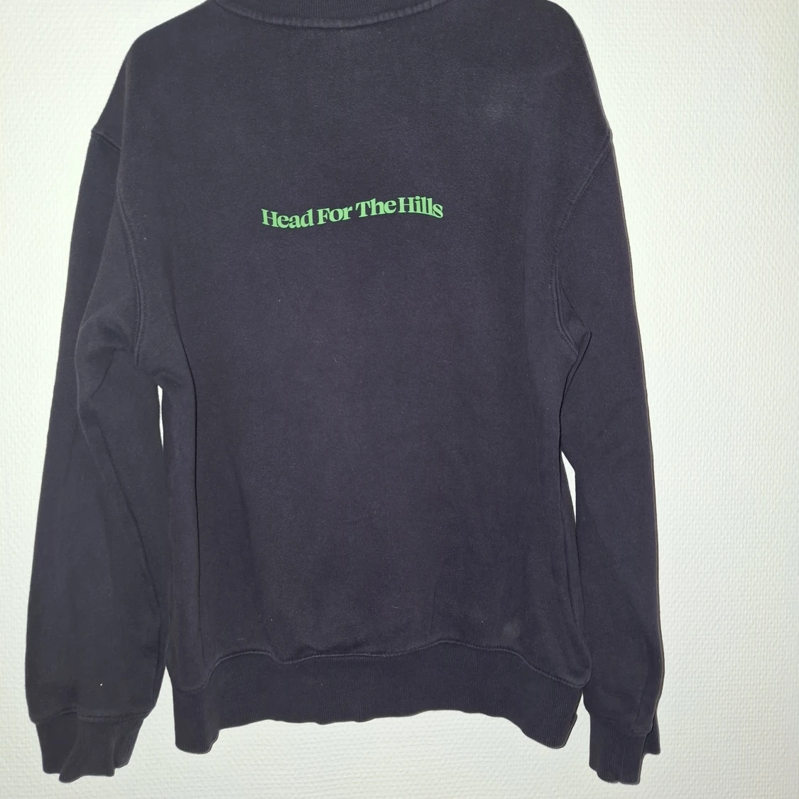 Svart sweatshirt H&M med bergstryck - 1