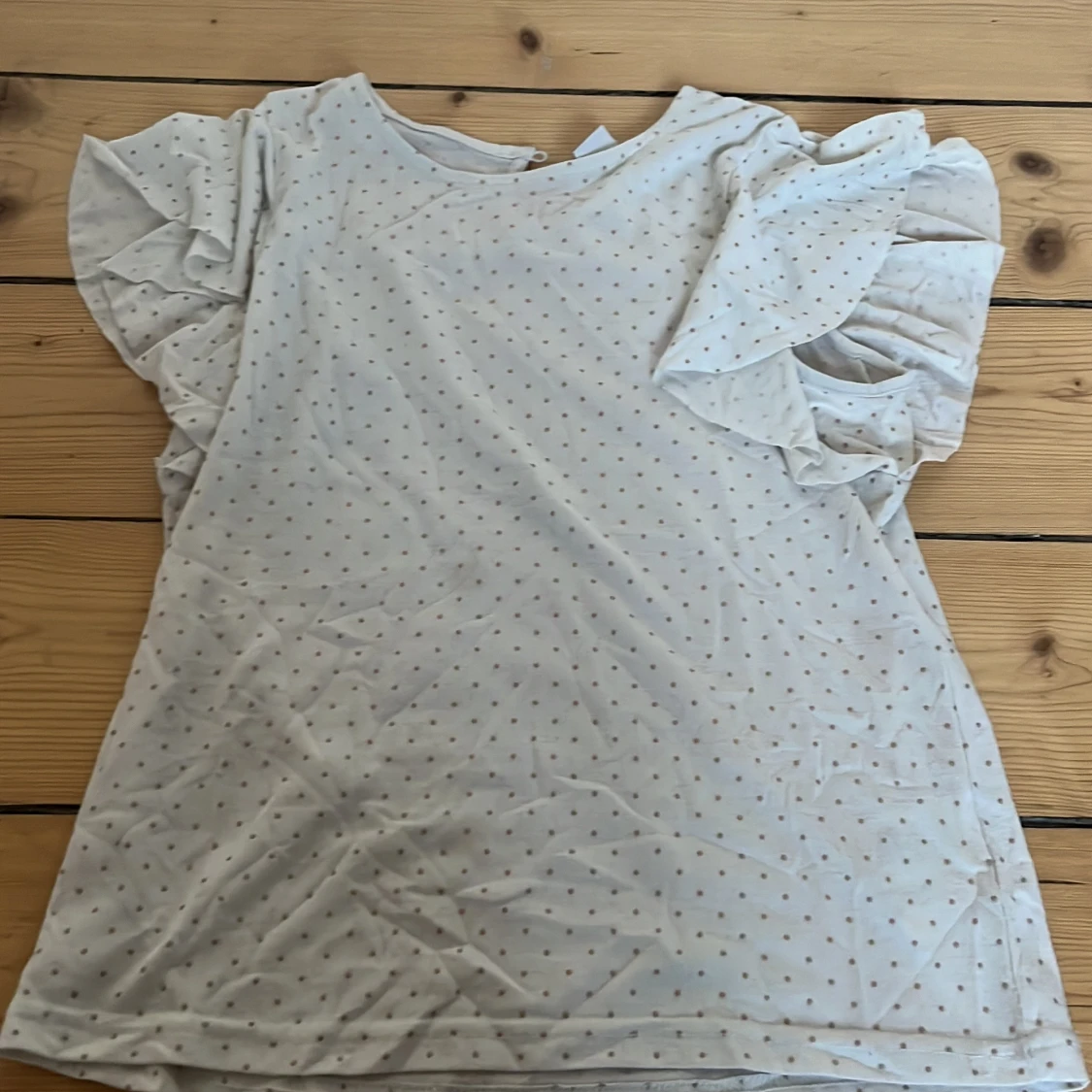 Vit prickig blus med volangärmar - 2