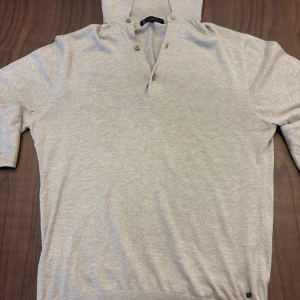 Beige hoodie från LAGENCY med knappar - Snygg beige tröja från LAGENCY. Finns en liten defekt ( bild 4 ) men inget märkvärdigt man tänker på. Annars en skitsnygg tröja som man kan ha över en skjorta, passar till alla slags olika tillfällen. Är i storlek M men passar S utan problem, liten i storlek. Är det funderingar så tveka inte att hojta till! Pris går alltid att diskutera. 