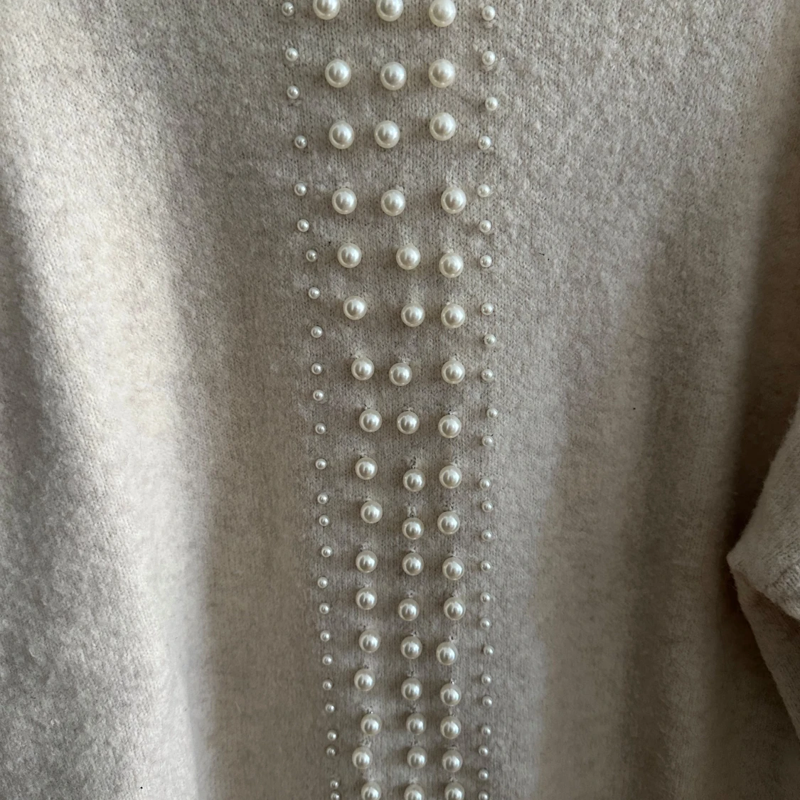  Stickad tröja med pärlor på - 1