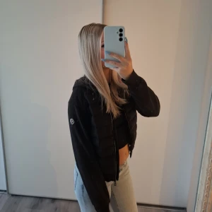Svart pufferjacka från Moncler - Säljer en svart pufferjacka från Moncler då den bara ligger hemma och inte får nån användning för den.. Äkta vid frågor bara att höra av sig
