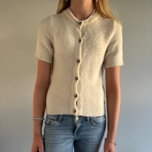 Vit tröja med knappar - Superfin vit tröja med snygga knappar framtill. Mjuk och lite fluffig känsla, perfekt till jeans eller kjol. Från Nelly i storlek XS. Perfekt för vardag, enkel att matcha. Säljes för 230 kr. 💞💞
