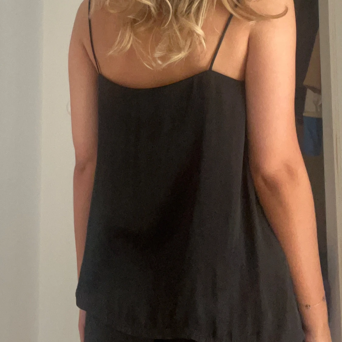 Svart linne med spetsdetalj - 1