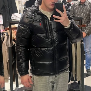 Ralph lauren jacka glossy svart - Säljer min ralph lauren jacka  (9/10 skick) då jag fått en annan vinterjacka. Den är ganska svår att få tag på i den här storleken, vilket gör efterfrågan hög. Priset är  hugget i sten och kan visa bevis på att jag har köpt den( inga byten)   Mvh Edvin:) 