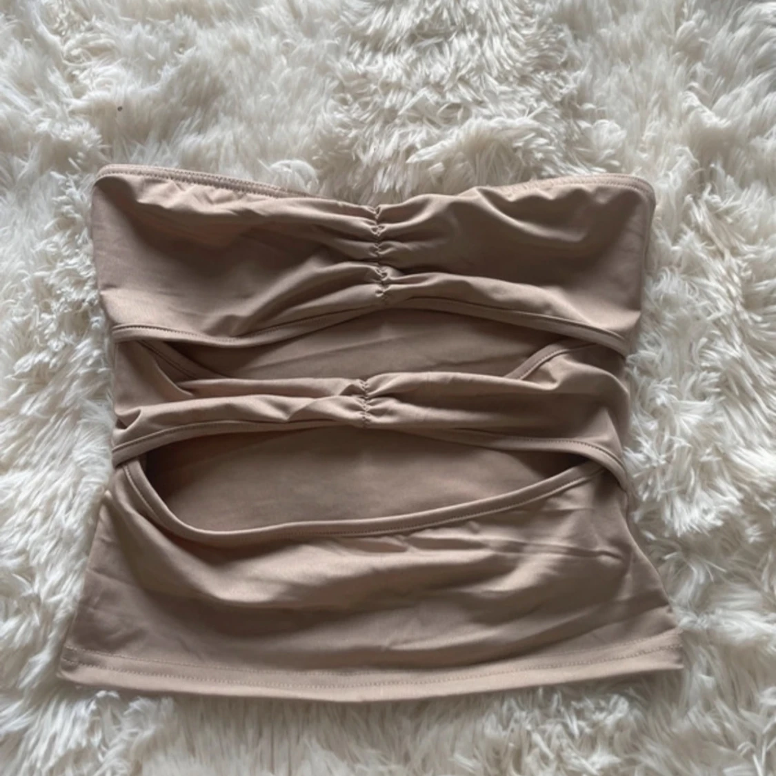Beige bandeau tubtopp med cut outs - 1