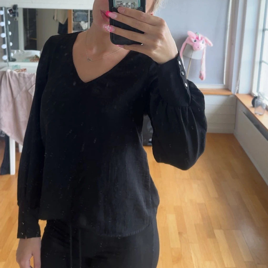 Svart blus med v-ringning och puffärm