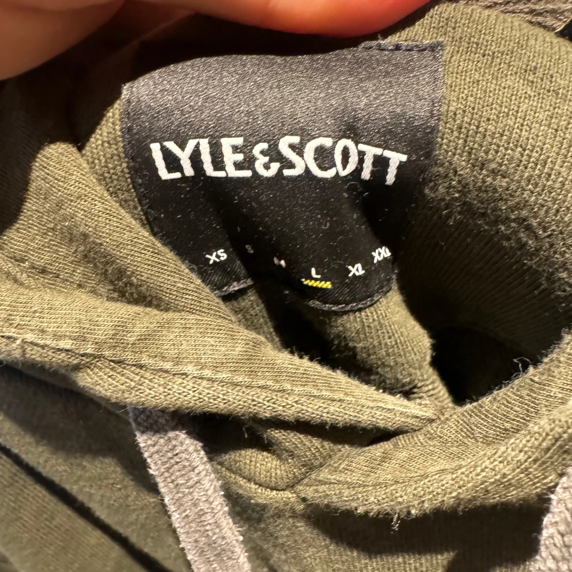 Mörkgrön hoodie från Lyle & Scott - 2