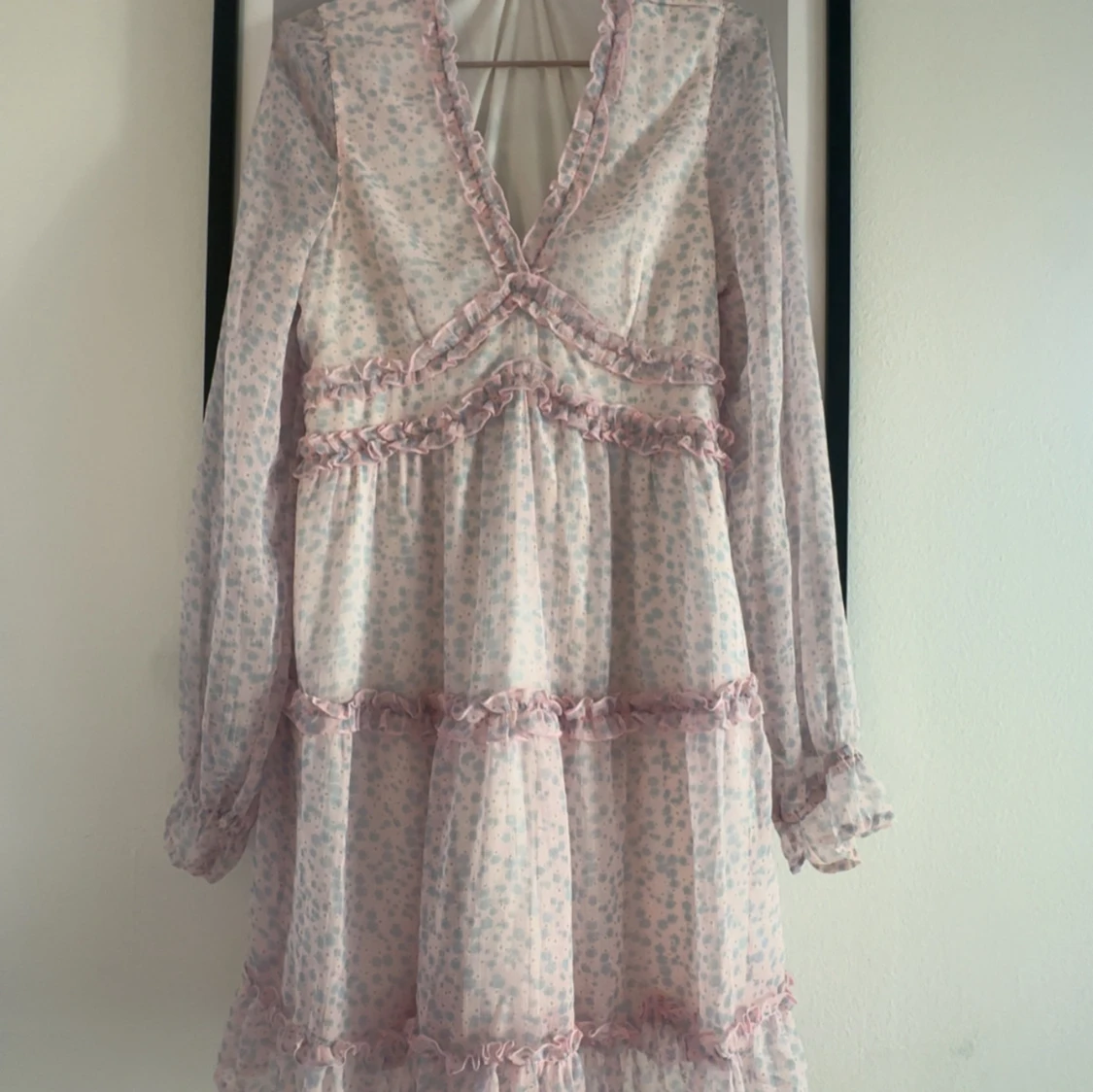 Kort klänning med volanger