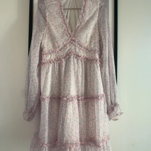 Kort klänning med volanger - Superfin kortare klänning med volanger från Vero Moda. Använd ett fåtal gånger