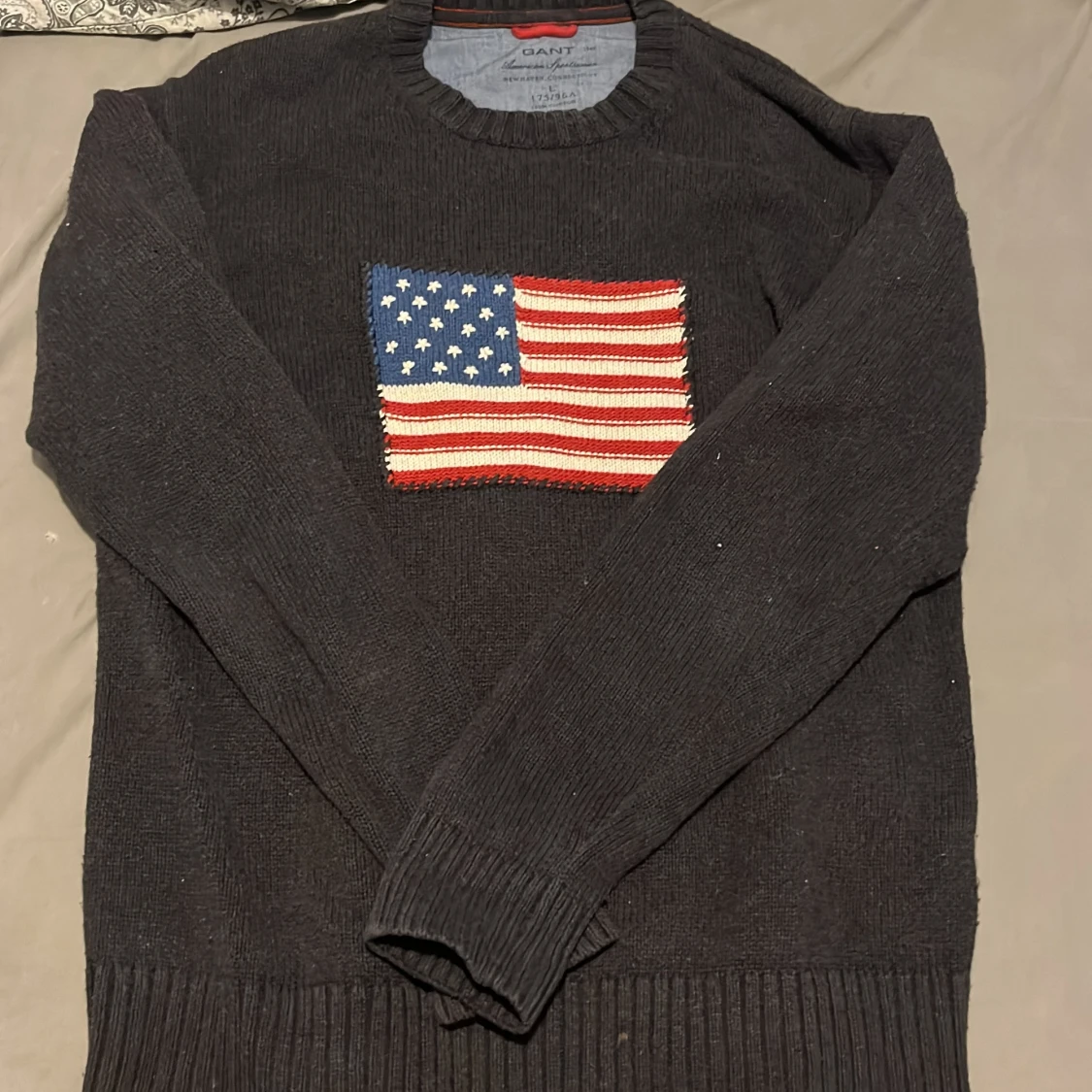 Svart stickad tröja med USA-flagga GANT