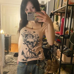 Cool tröja🩷 - Super fin ljus råsa t-shirt med en döskall på framsidan🩷