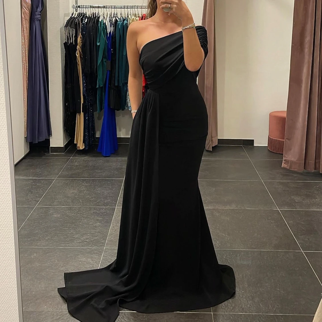 Svart långklänning med oneshoulder - 1