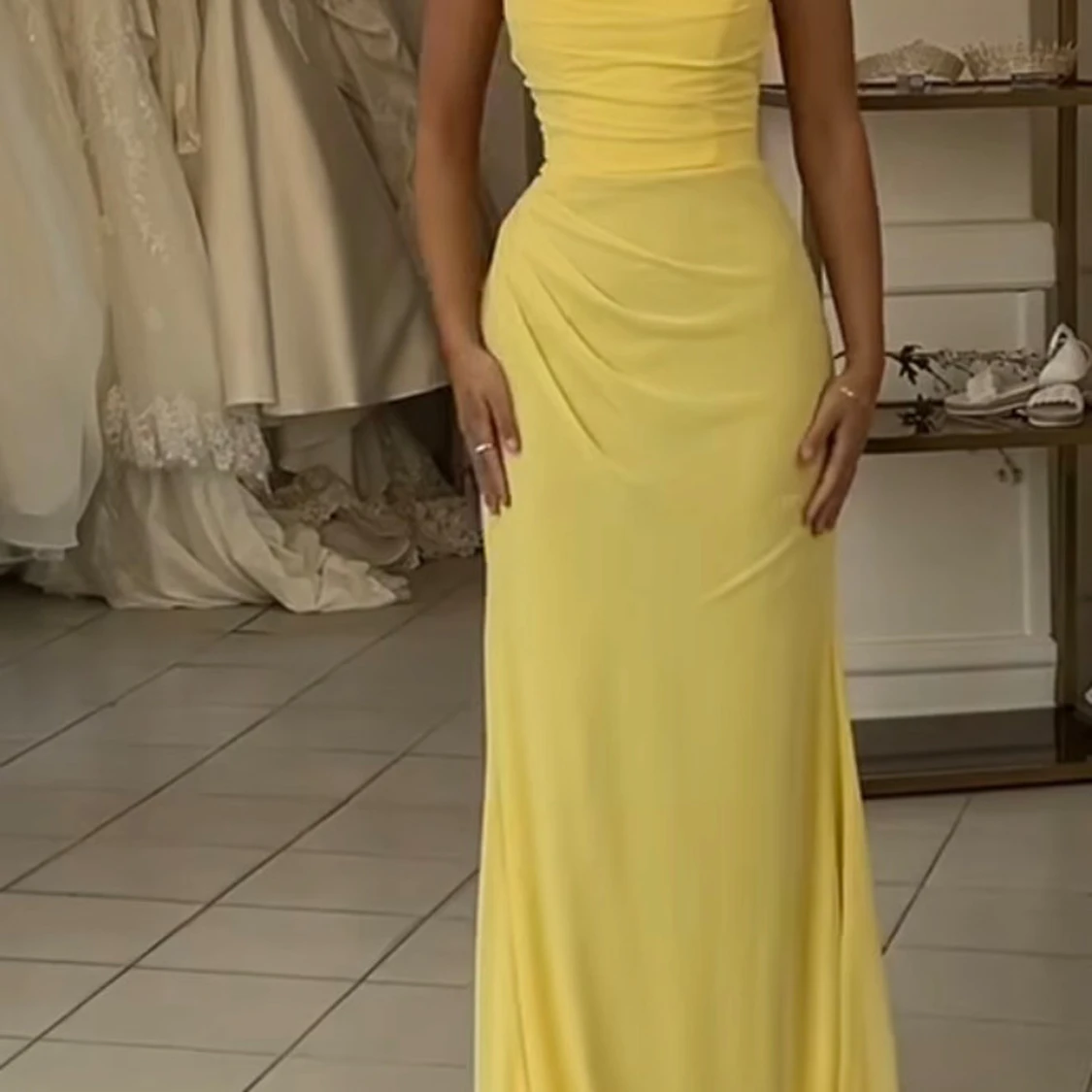 Gul långklänning med drapering