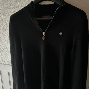 Morris Half-zip - Tjenare! Säljer denna svarta merinoulls stickade tröja från Morris med half zip. Tröjan är riktigt skön, den kan styleas på många olika sätt beroende på ens stil. Den funkar perfekt att layera med en jacka över och är varm men luftig.
