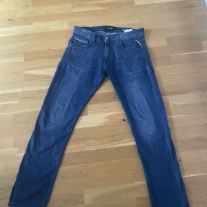 Replay Grover blå jeans straight fit - Tjena! Säljer nu dessa feta par Replay Grover jeans i blå. Knappt använda bara testade på, skick: 8/10 Storlek: W33 L33. Skriv självklart vid frågor eller funderingar.🙌