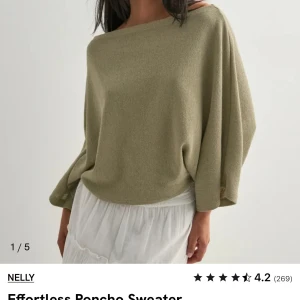 Olivgrön ponchotröja från Nelly - Superchill olivgrön ponchotröja från Nelly med lös passform och bred halsringning som kan bäras offshoulder. Tröjan har vida, trekvartsärmar och är gjord i mjukt stickat material. Perfekt för lager-på-lager och en avslappnad vibe.