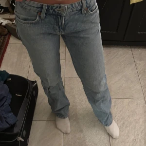Weekday arrow jeans straight fit - Hyfsat nya weekday jeans som jag köpte för 600 men inte kommer till användning