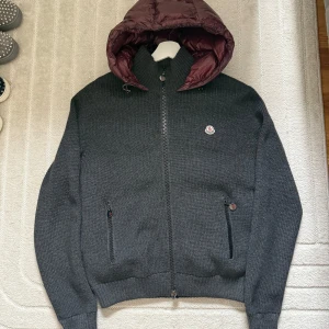 Moncler Backpadded Cardigan RARE  - Säljer denna sjukt ovanliga cardigan i size L (sitter som en M)! Nypris är 10000kr men går ej att få tag på! Seriösa bud mottages 