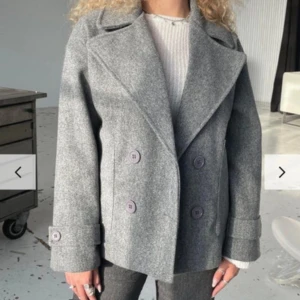 Grå kappa  - Grå kappa från design by si perfekt nu när de börjar bli lite kallare använt ganska mycket därav lite nopprig men annars hel och fin! På hemsidan är storleken xs/s men passar båda