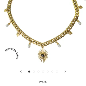 Super fint halsband!  - Jätte fint halsband som aldrig är använt då jag skulle få silver men det råkade bli guld därför jag säljer det! Nypris är 900 och som sagt aldrig använt! Man kan ändra längd på halsbandet! 