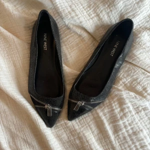 Svarta ballerinaskor  - Snygga  ballerinaskor från Nine West