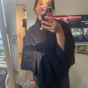 Svart cape-kappa från Missay - Jätte snygg kappa som passar perfekt nu till hösten🤍 Färgen är en jätte mörk blå, men ser ut att vara svart.