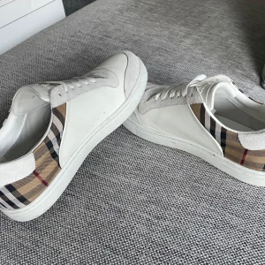 Burberry skor vita - Här är ett par otroligt snygga och fräscha burberry skor. Där ni får med er ett par crease skydd.🙌🤩