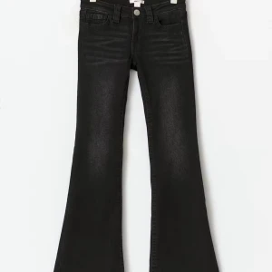 Svarta bootcut jeans med detaljer - Säljer ett par svarta bootcut jeans. Ifrån Gina Young och är i storlek 170, men skulle säga de passar en xs eller s också!
